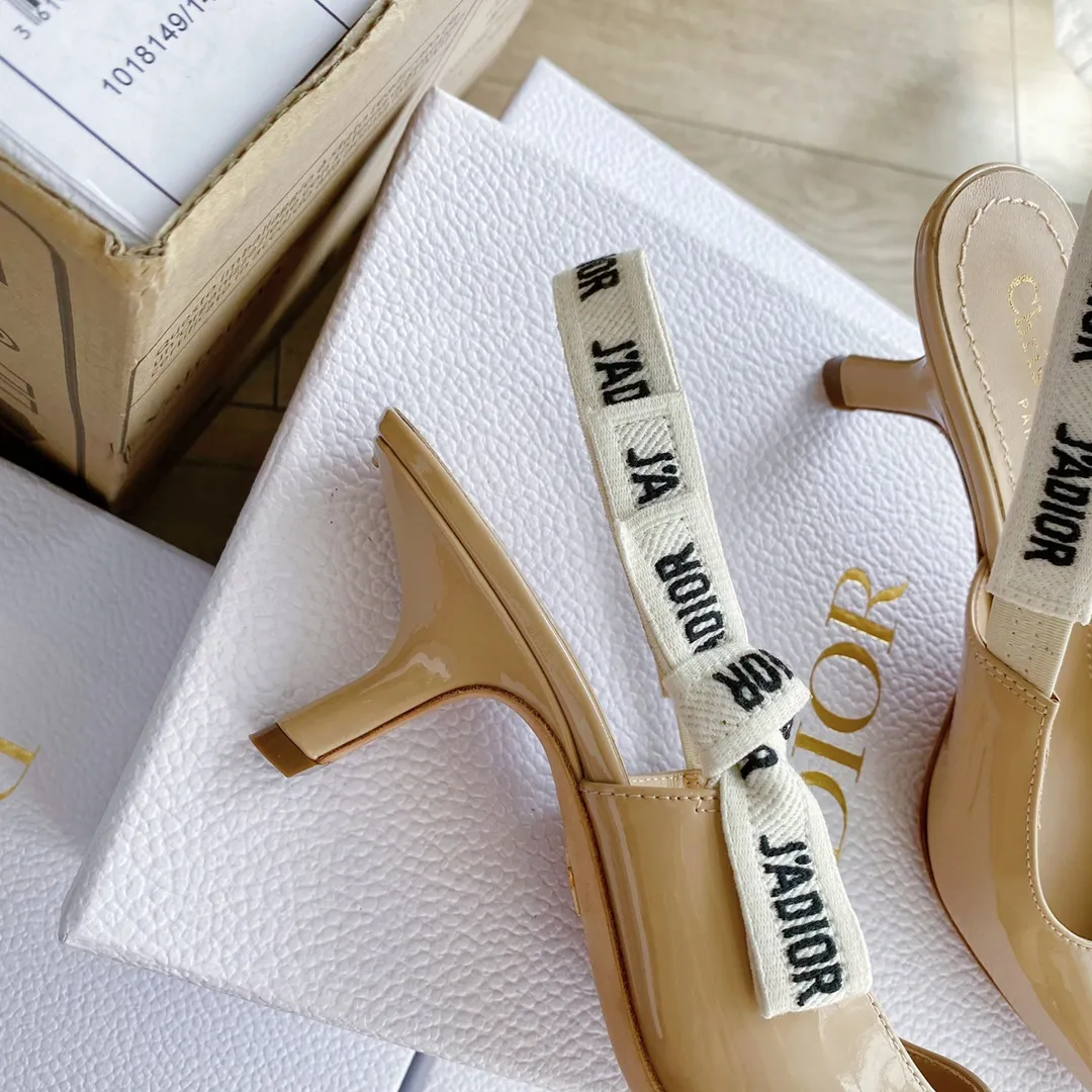 👟👟Ex-factory price 440👟👟 Developed one-to-one from the original version, 👠👠✨ ✨Dior’s popular sandals are new🔥 🔥 The same style as the most popular internet celebrities and celebrities of the year💁 💁. Imported fabric, lining and feet are made of calfskin lining🐑. Original molded heel, heel height 10Cm 6.5cm💘 Original molded metal outsole with five-pointed star LOGO mark✨. Original bow, 💅 Italian leather outsole. 👄💋 Full set of packaging (bags, cards, invoices, one-to-one wrapping paper) 34 40 41 customized